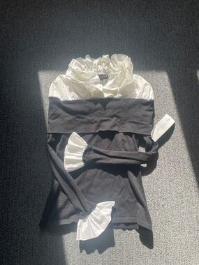 Colleen Lopez White Ruffle-Neck Long Sleeve Black Top